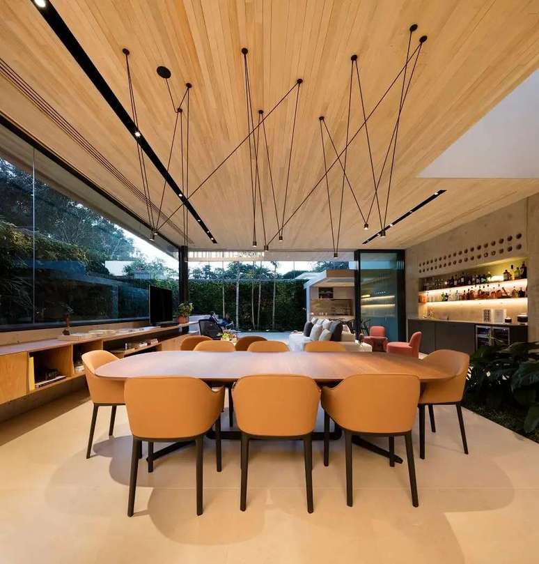 11. Mesa de jantar com design de madeira permite a acomodação de oito pessoas. Foto: Fernando Guerra FG+SG