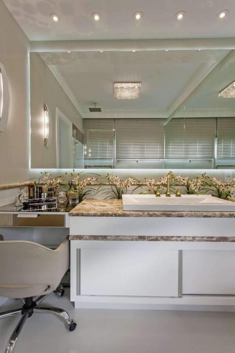 8. Decoração de banheiro bege e branco com espelho de led ao redor – Foto Aquiles Nicolas Kilaris
