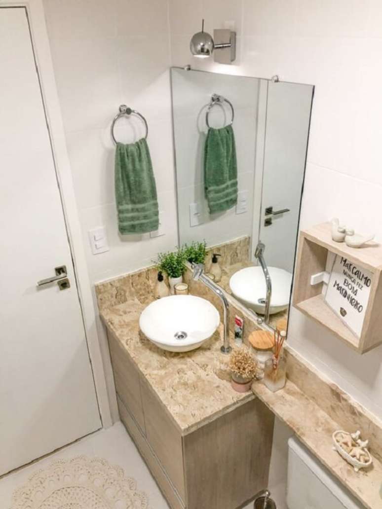 56. Banheiro marmorizado bege com toalha verde pendurada – Foto Apartamento 135