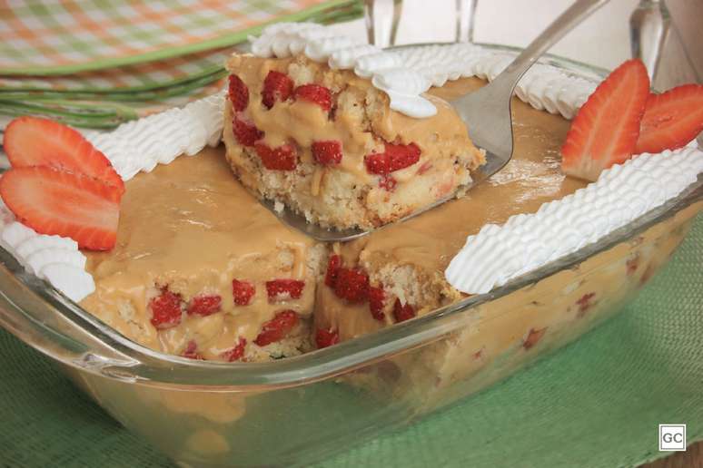 Pavê de doce de leite com morango – Foto: Guia da Cozinha