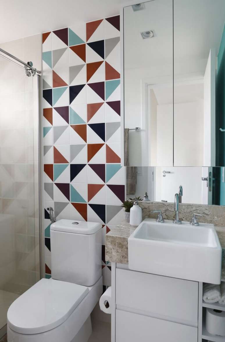 18. Banheiro bege com bancada de m&aacute;rmore &ndash; Foto Inside Arquitetura e Design