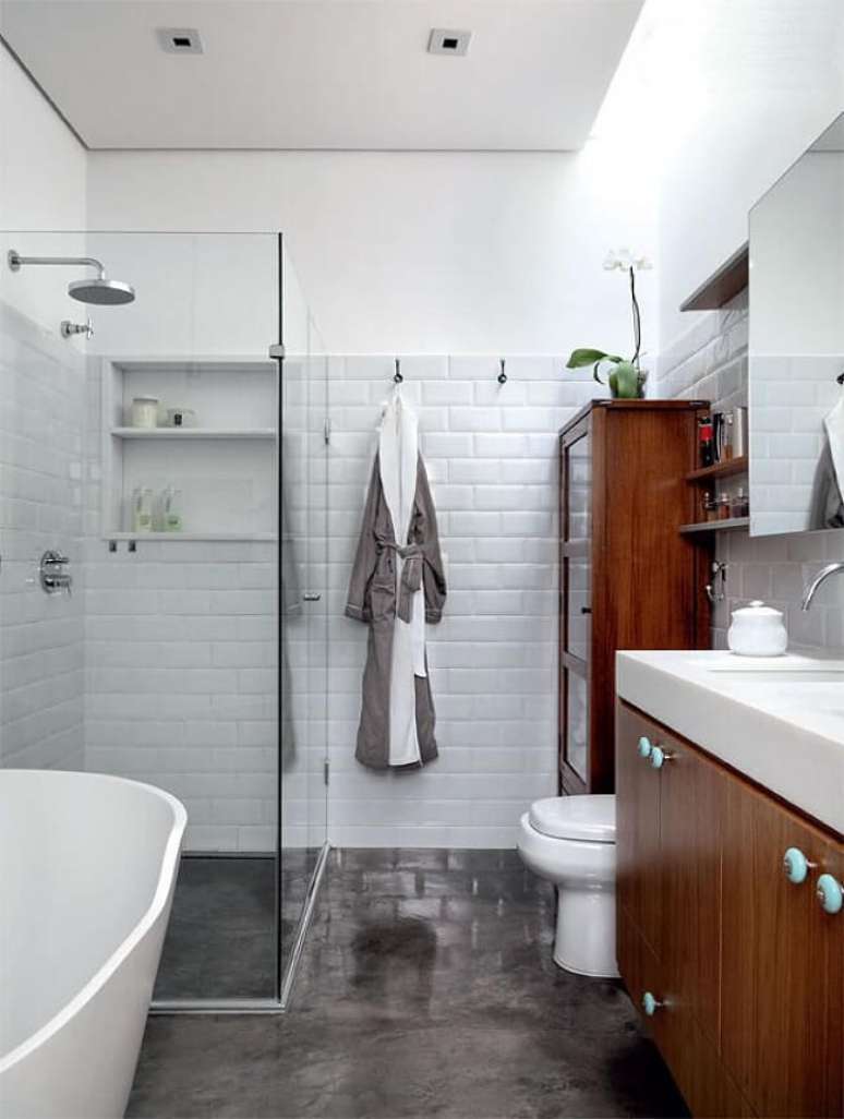 5. A claraboia banheiro ilumina a bancada do ambiente. Fonte: Arquitrecos
