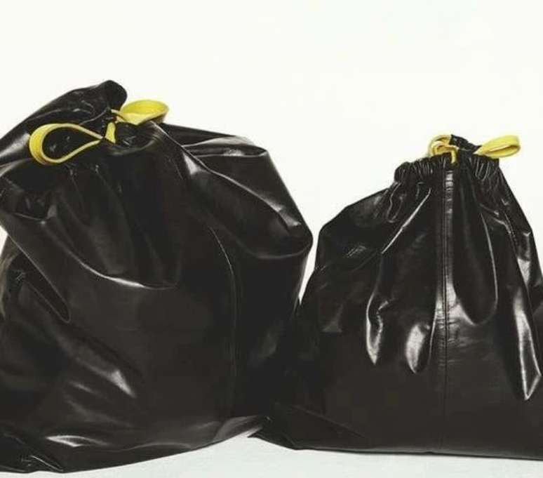Semelhante a um saco de lixo, a bolsa da Balenciaga &eacute; produzida em couro 