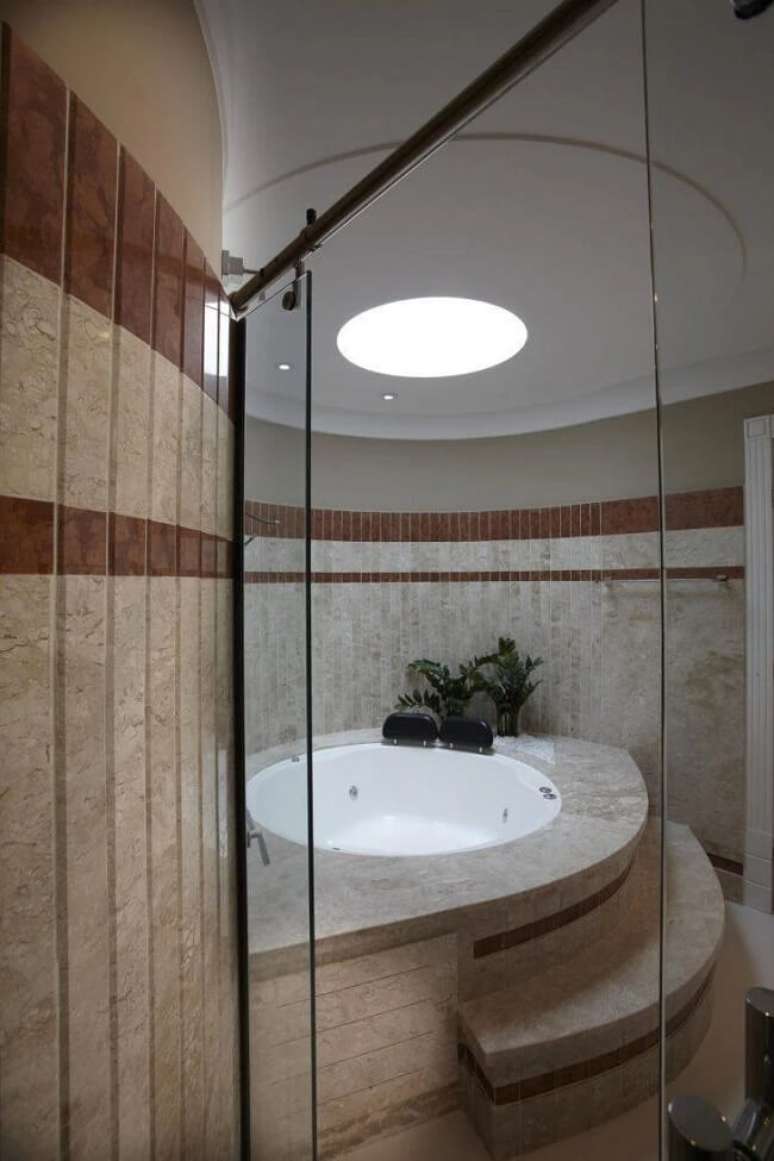 12. A claraboia banheiro ilumina a área da banheira. Fonte: Aquiles Nicolas Kilaris