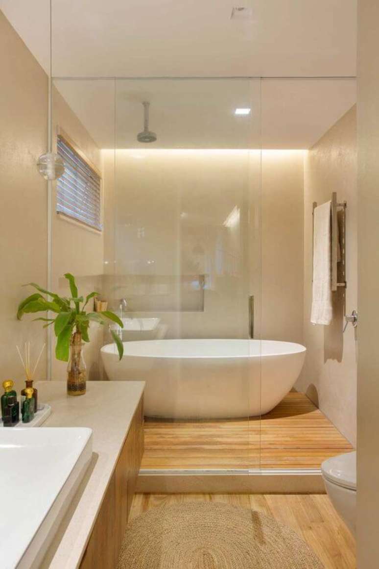 33. Banheiro bege com madeira e banheira &ndash; Foto Casa de Valentina