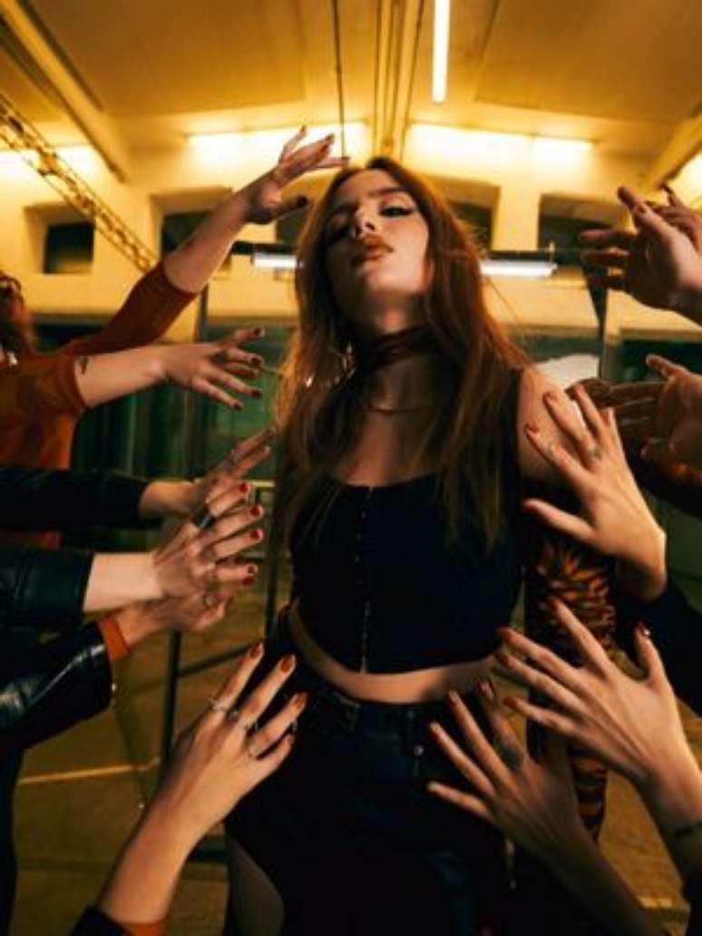 Cheia de confian&ccedil;a, a cantora passa uma mensagem empoderadora &ndash;