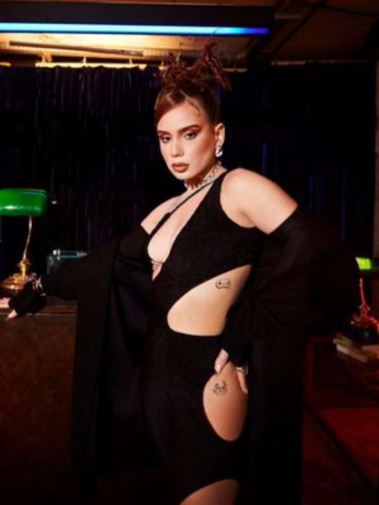 Com lentes vermelhas e looks marcantes, Carol criou a &ldquo;Garota Infernal&rdquo; &ndash;