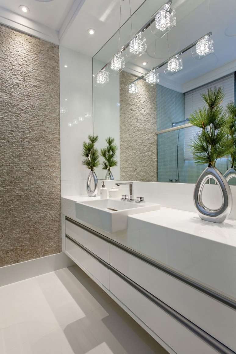 53. Banheiro com revestimento bege &ndash; Foto Iara Kilaris