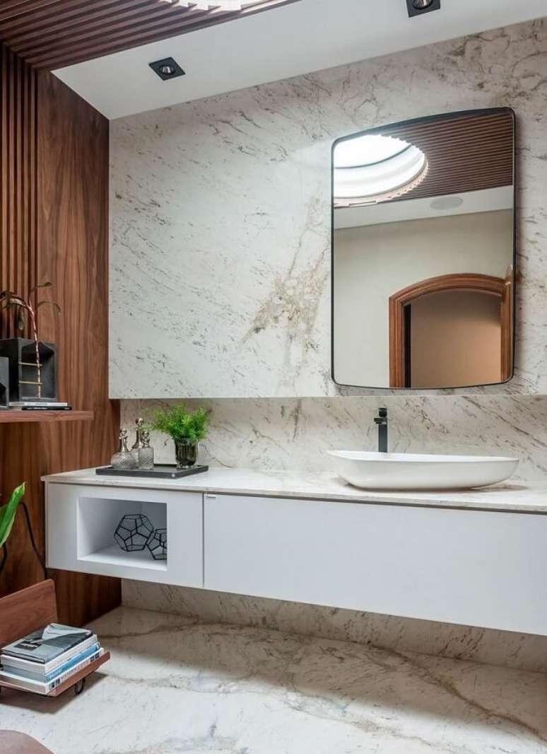42. Projeto de banheiro pequeno com claraboia em formato redondo. Fonte: Amaisd