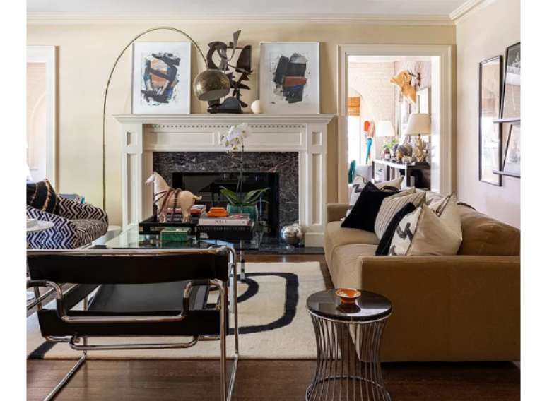 Inclua sof&aacute;s marrons confort&aacute;veis