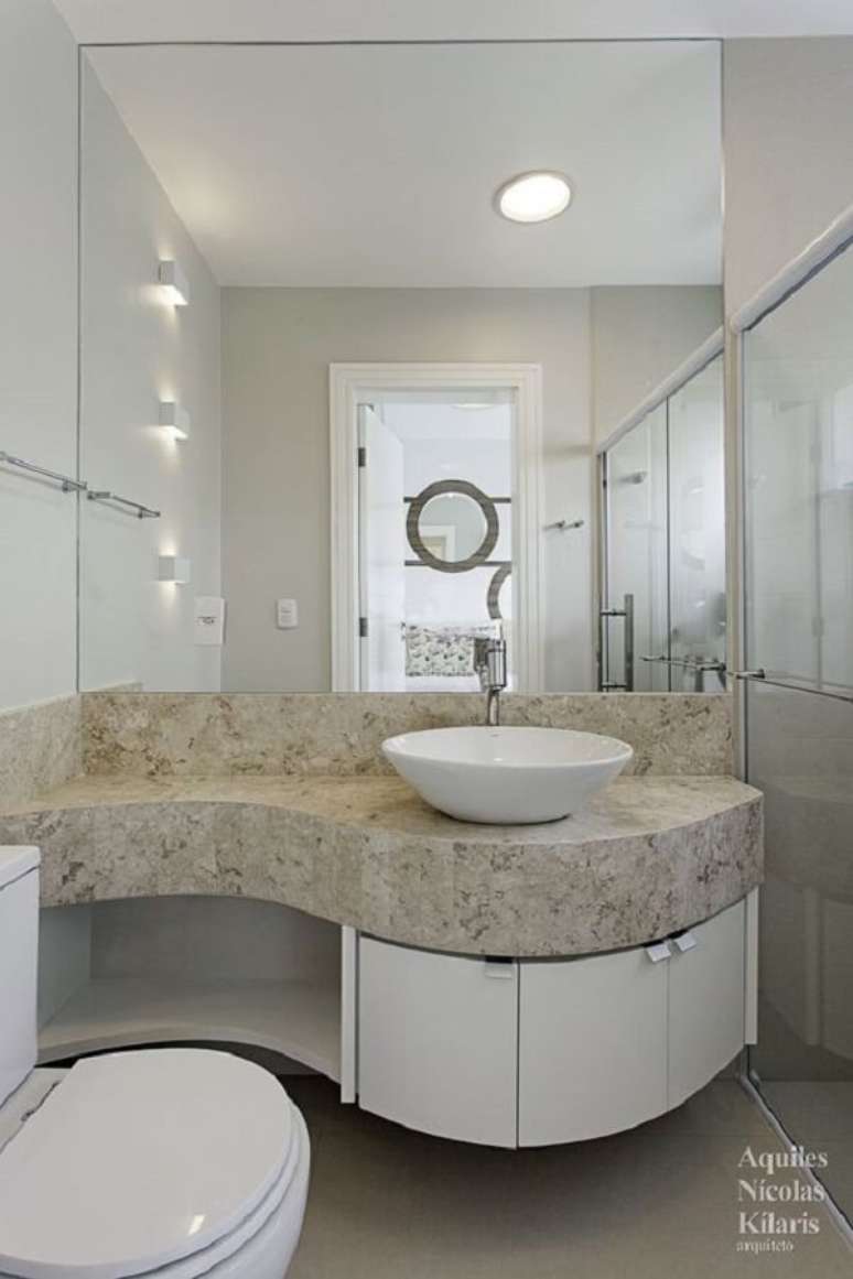 24. Banheiro bege com cuba de apoio branca – Foto Arquiteto Aquiles