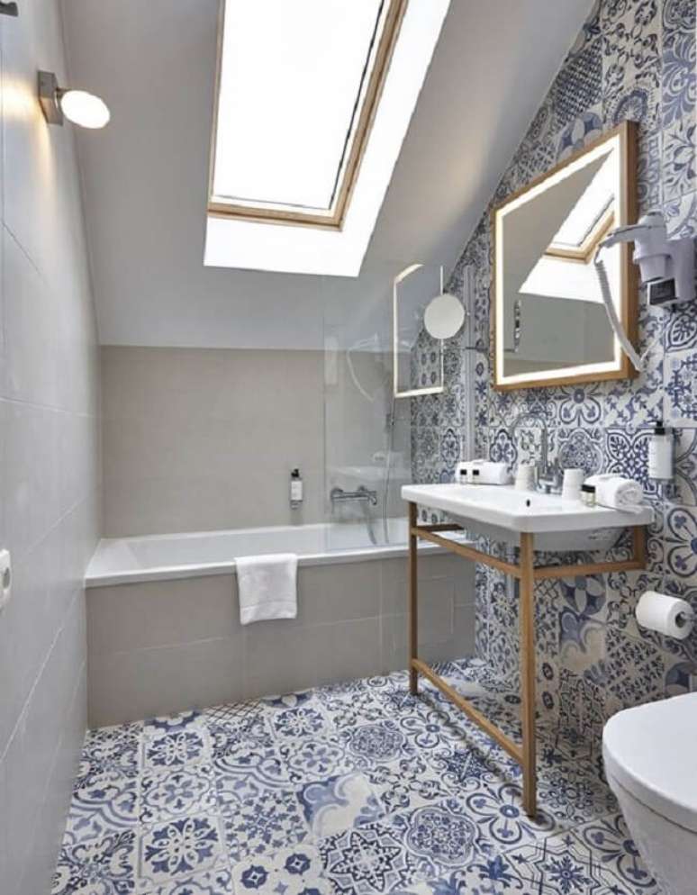 25. Banheiro com claraboia e ladrilhos hidráulicos. Fonte: Diário Design