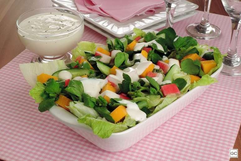 Salada de kani e pepino | Foto: Guia da Cozinha