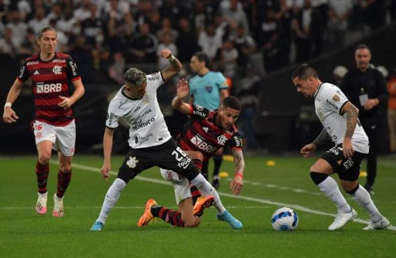 João Gomes completou 100 jogos com a camisa do Flamengo (Foto: NELSON ALMEIDA / AFP)