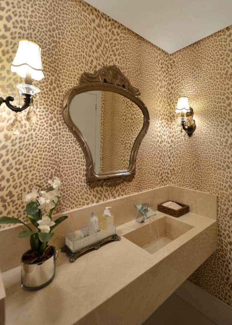 10. Banheiro bege com papel de parede animal print – Foto Tani Bittencourt