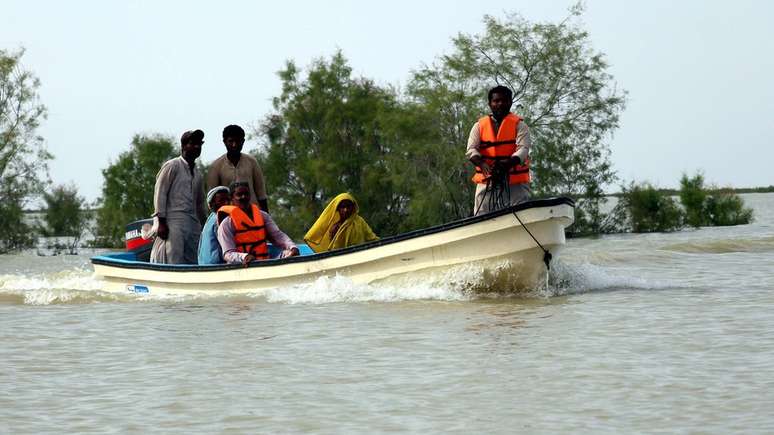 Pessoas fogem de enchentes no Paquistão