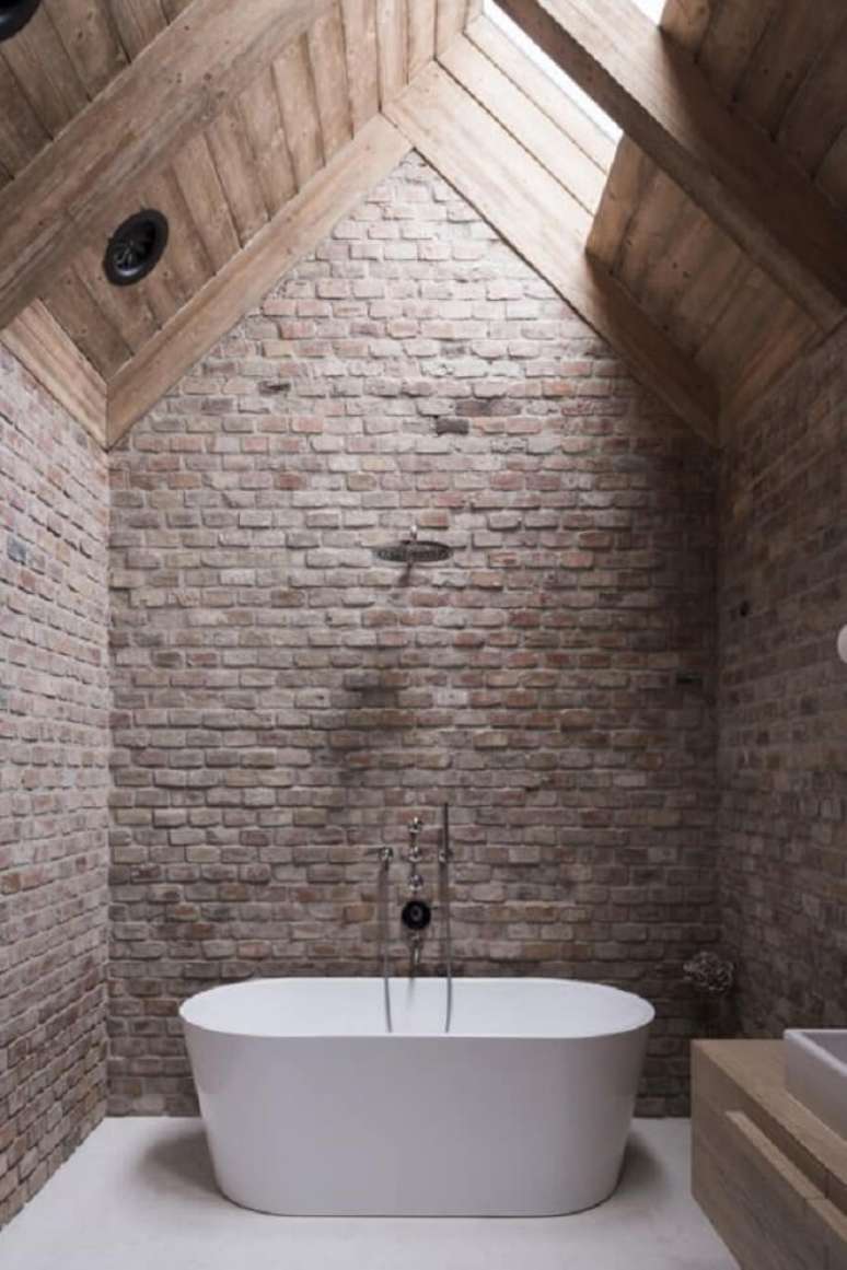 23. Ambiente rústico com banheira e claraboia banheiro. Fonte: Archilovers
