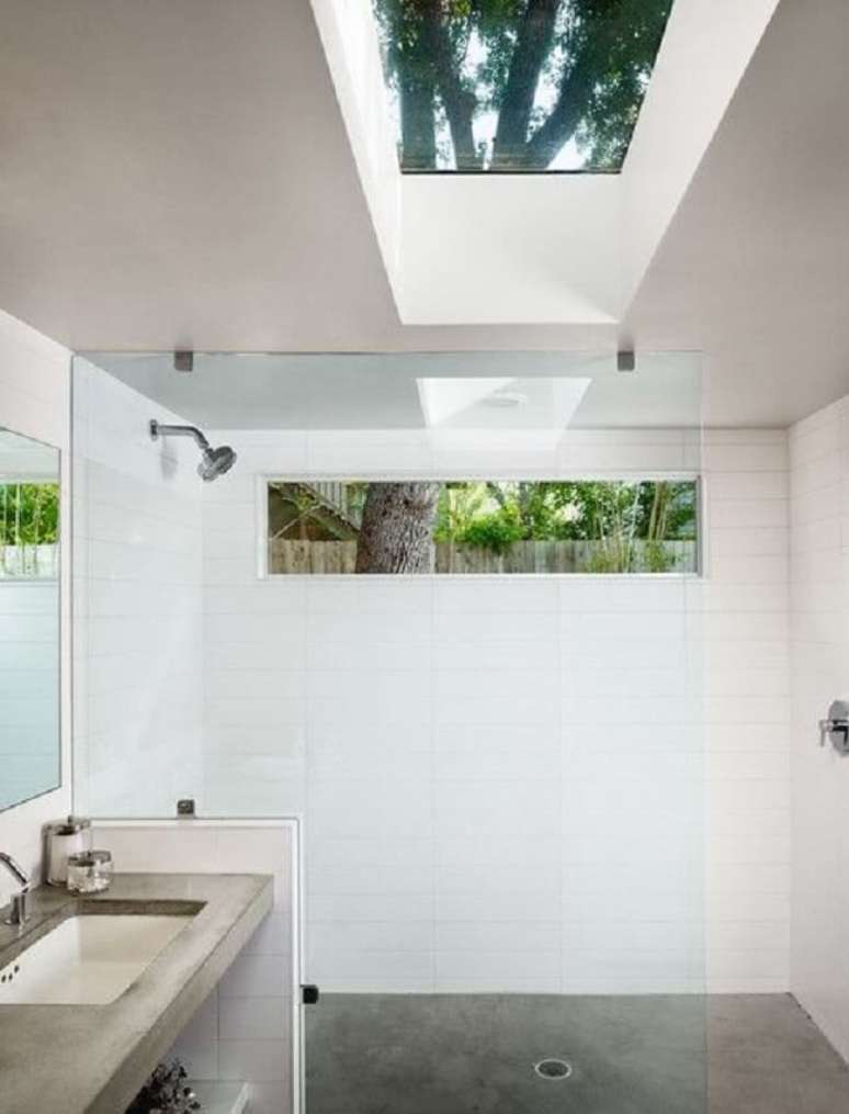 10. A claraboia banheiro deixa o ambiente mais funcional. Fonte: Houzz