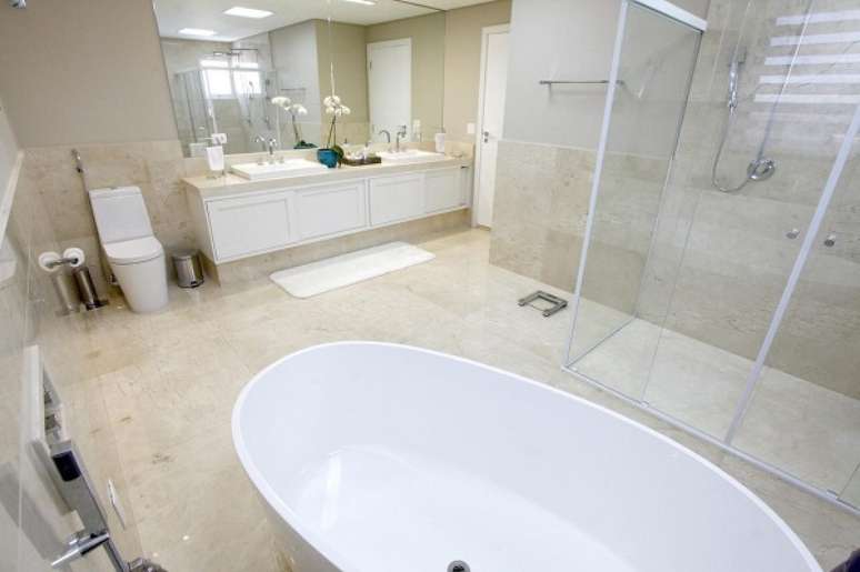 73. Pia de banheiro de m&aacute;rmore bege com revestimento igual no banheiro &ndash; Foto Belissa Corral