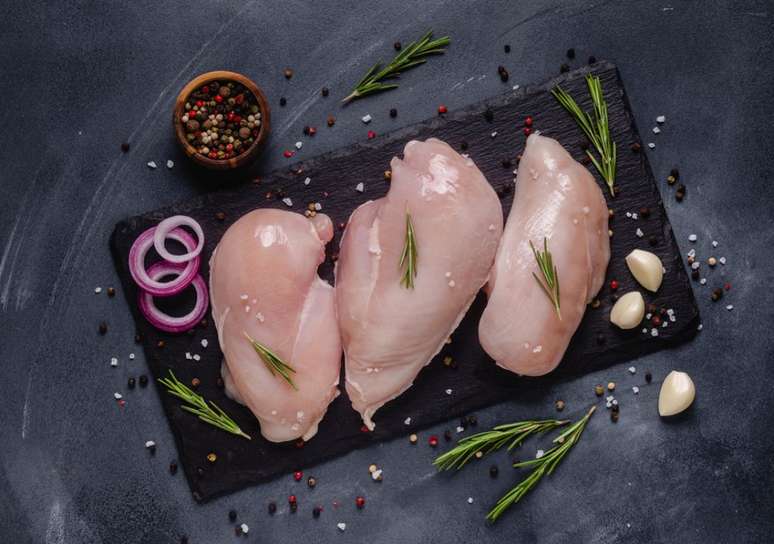 Existem temperos específicos como o alecrim e o curry que harmonizam muito bem com o peito de frango | Foto: Shutterstock