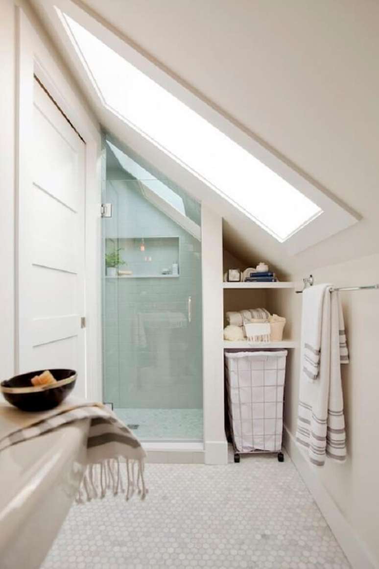 9. A claraboia banheiro deixa o ambiente mais clean. Fonte: Houszed