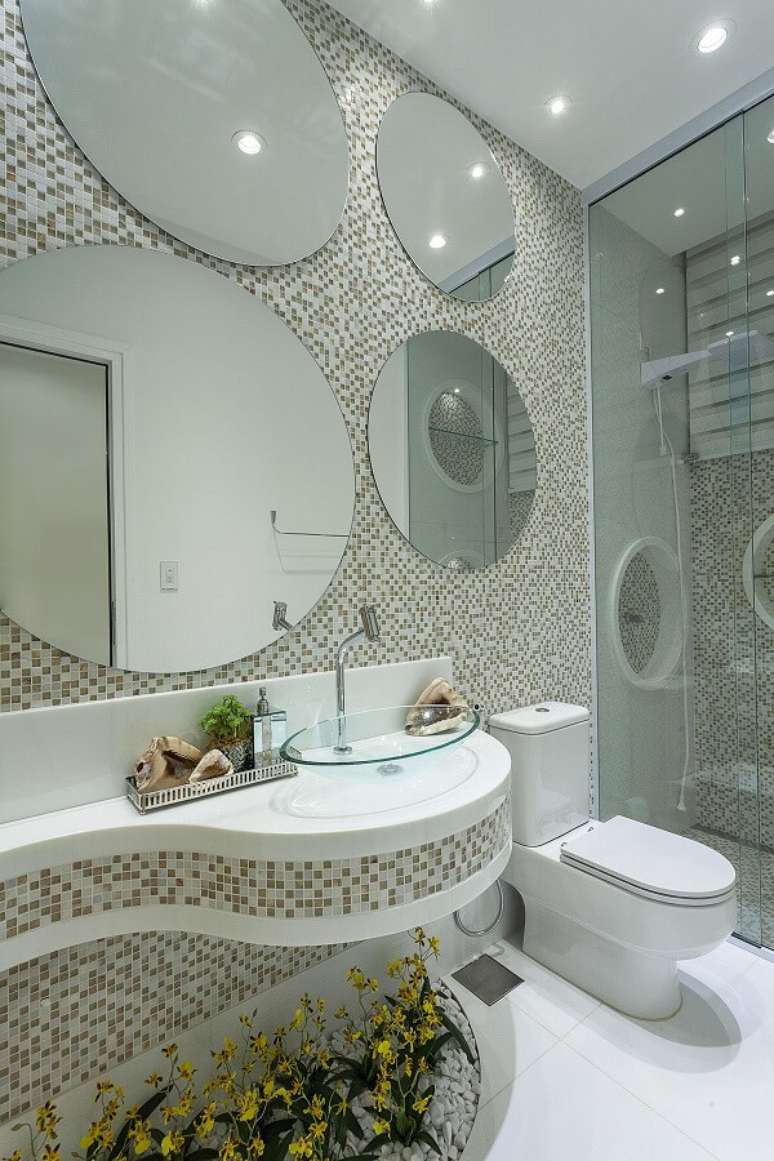 60. Decoração de banheiro bege e espelho redondo – Foto Iara Kilaris
