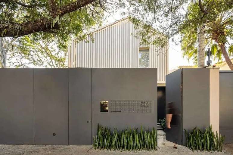 14. O port&atilde;o met&aacute;lico traz um toque de sofistica&ccedil;&atilde;o para a entrada da casa GGL. Foto: Fernando Guerra FG+SG