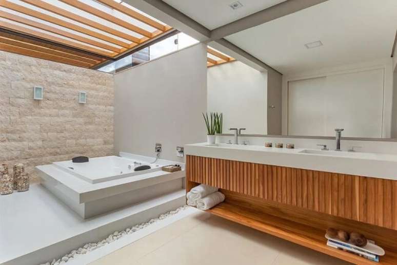 6. A claraboia banheiro facilita a entrada de luz natural no ambiente. Fonte: Priscila Valente Arquitetura