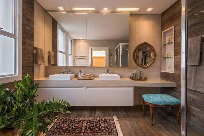 12. Banheiro bege com cuba de apoio branca e gabinete bege &ndash; Foto Izabela Dinelli Arquitetura