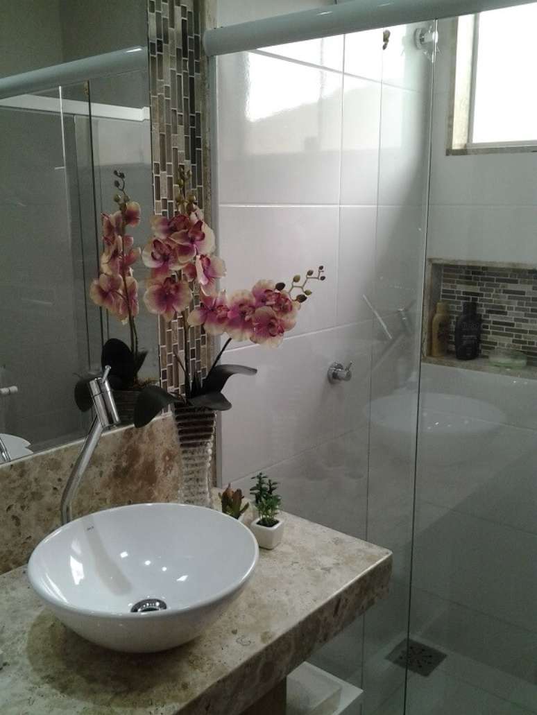 17. Banheiro bege com bancada de m&aacute;rmore e cuba branca &ndash; Foto Rikelly Pessoti