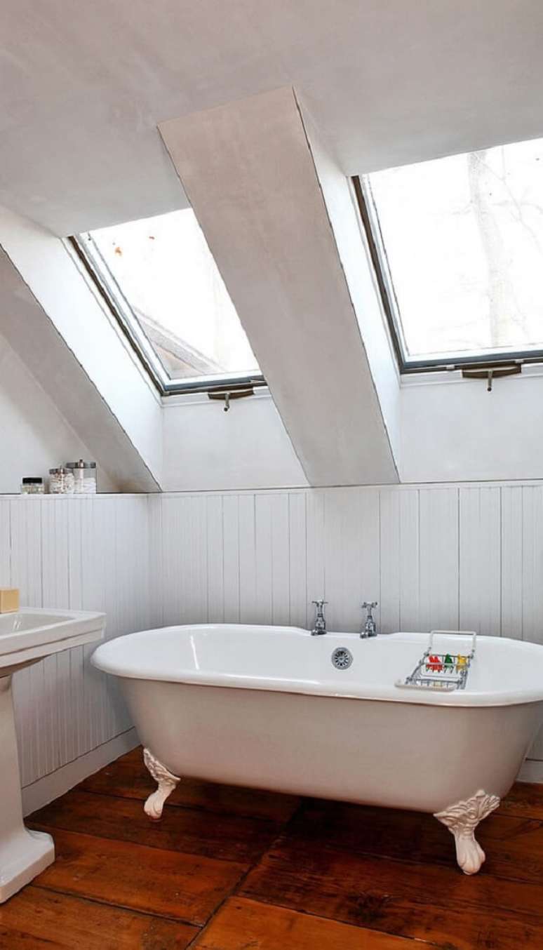 17. A claraboia banheiro simples favorece a entrada de luz natural. Fonte: Decoratorist