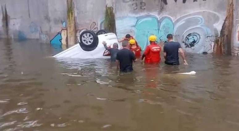 Motorista morre ao entrar com carro em túnel alagado no Recife