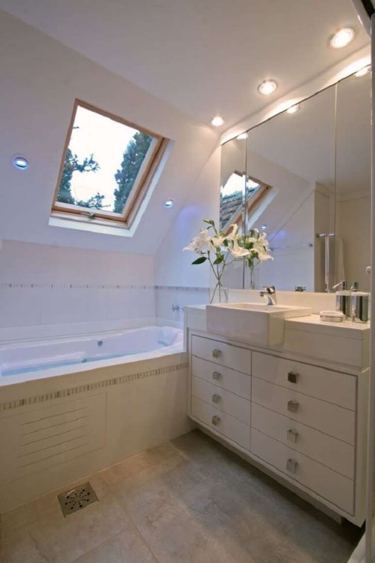 28. Claraboia banheiro criada com janela basculante. Fonte: Decoratorist