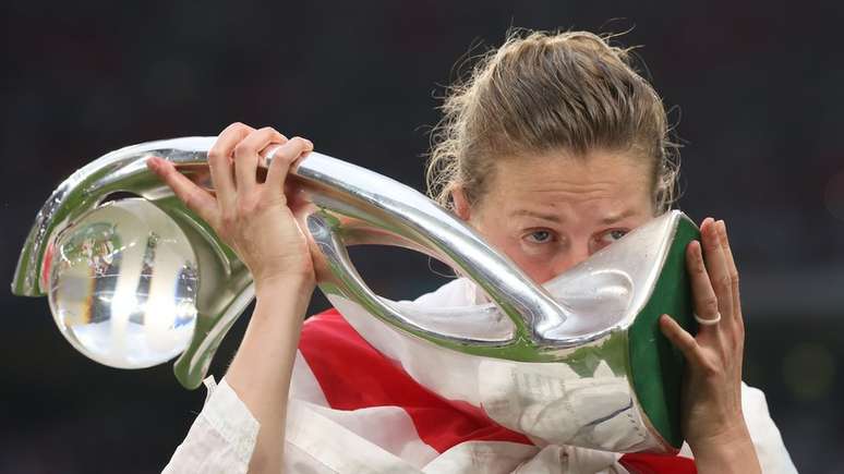 A jogadora inglesa Ellen White beija o troféu das campeãs da Euro 2022