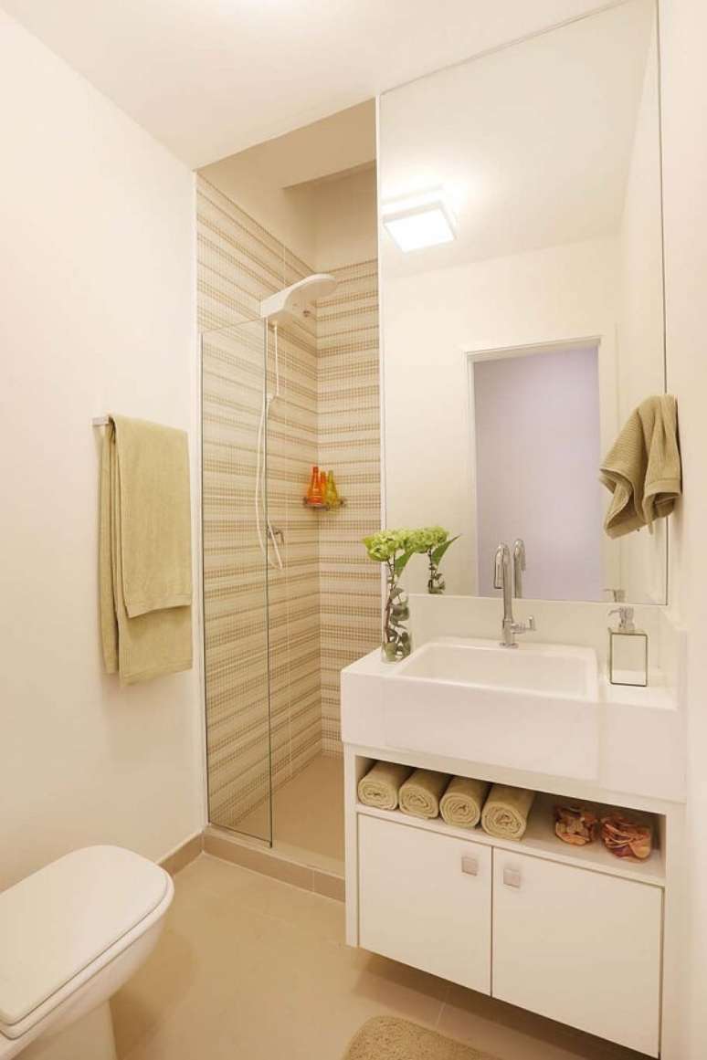 81. Banheiro bege com armário branco – Foto Alessandra Zeni