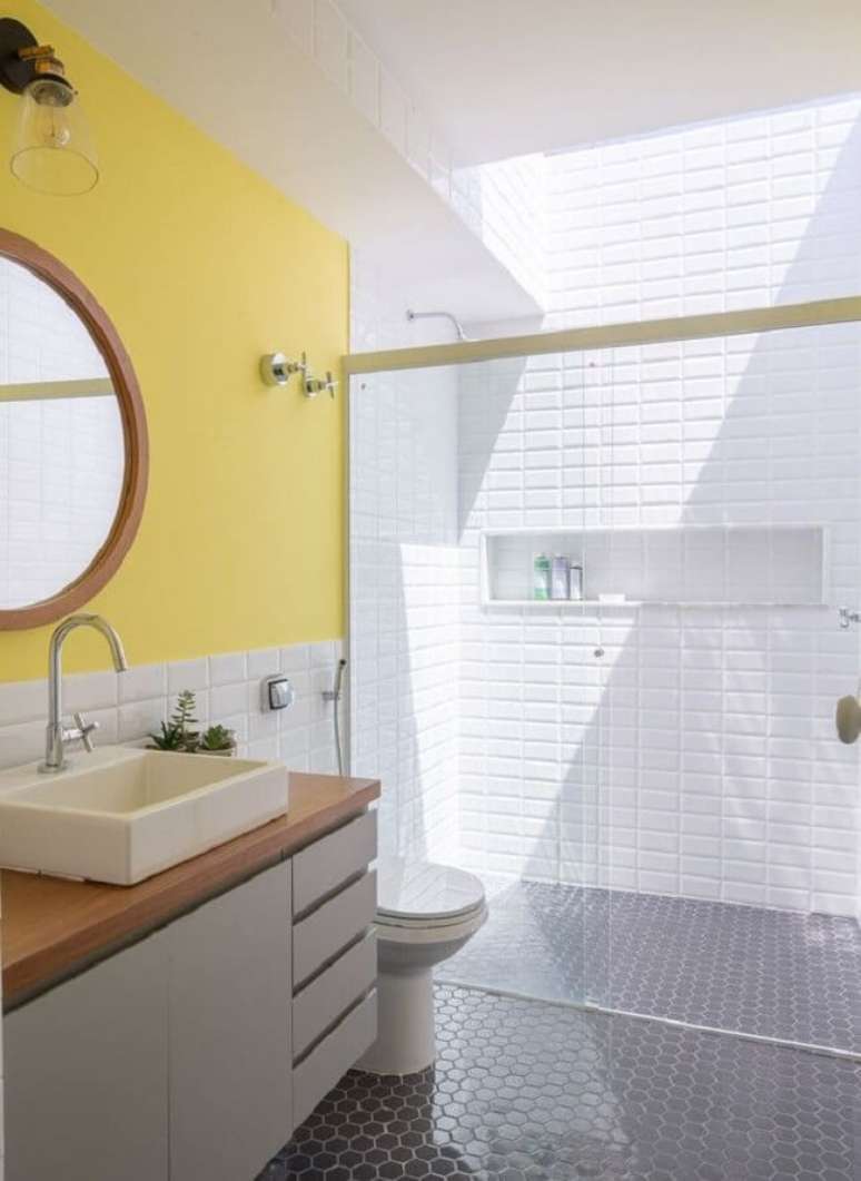 26. Banheiro pequeno com claraboia na &aacute;rea do box. Fonte: Decoratorist