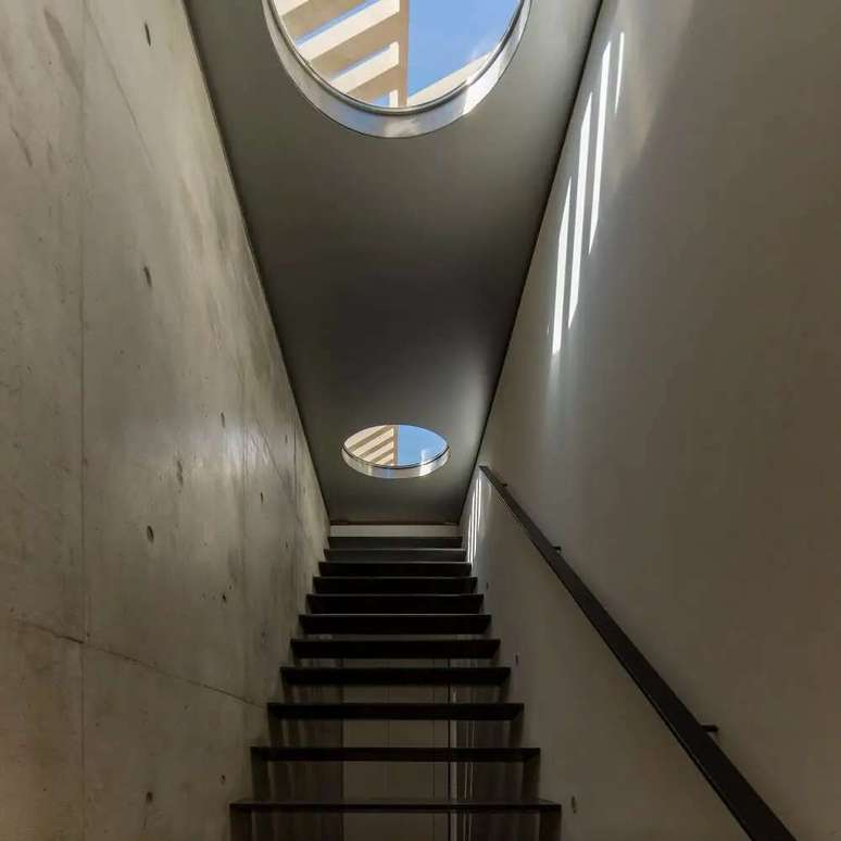 9. A escada que dá acesso ao solário conta com claraboias no teto. Foto: Fernando Guerra FG+SG