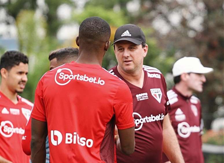 Ceni conversa com Colorado em treino: colombiano deve deixar Tricolor em 2023 (Foto: Divulgação/São Paulo)