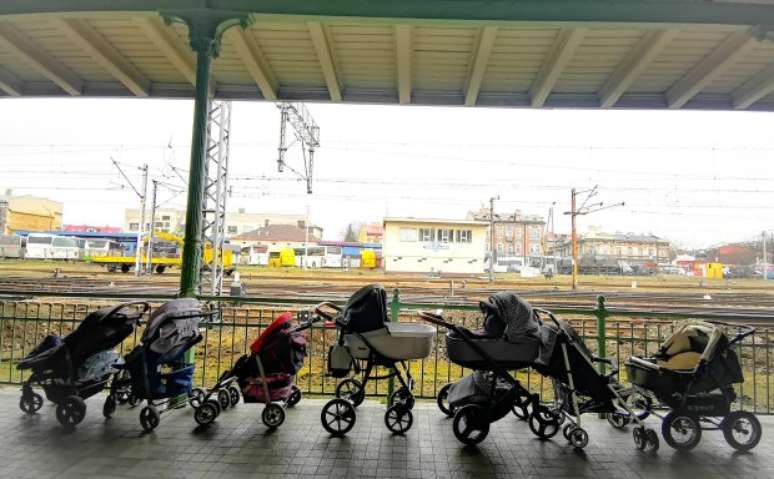 Mães polonesas deixam carrinhos de bebê à espera de mães ucranianas refugiadas, em estação (Foto: Twitter Francesco Malavolta)