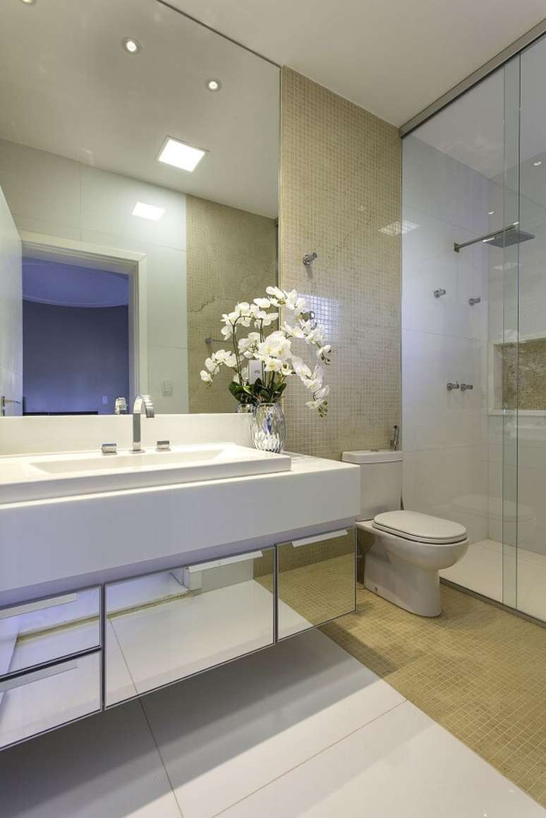 9. Banheiro bege com armário espelhado – Foto Iara Kilaris