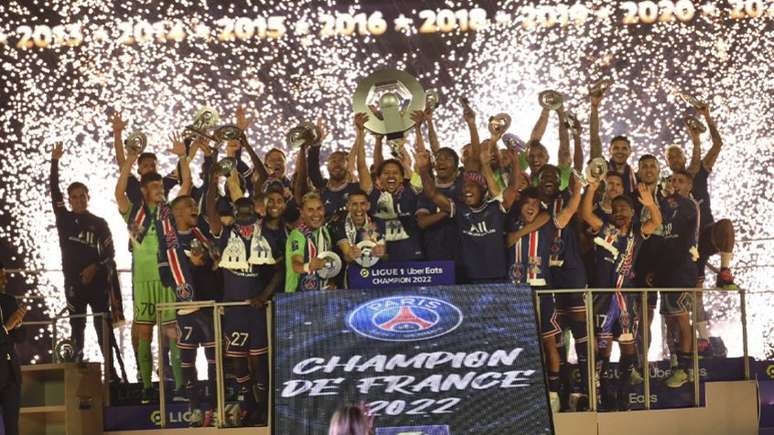 PSG levanta a taça de campeão da Ligue 1 2021/2022 (Foto: Divulgação/PSG)