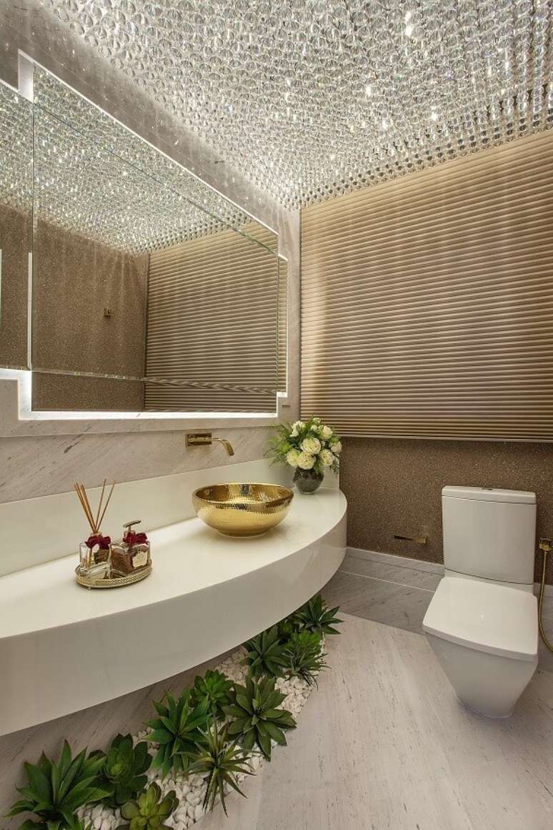 13. Banheiro bege com bancada branca e flores embaixo &ndash; Foto Iara Kilaris