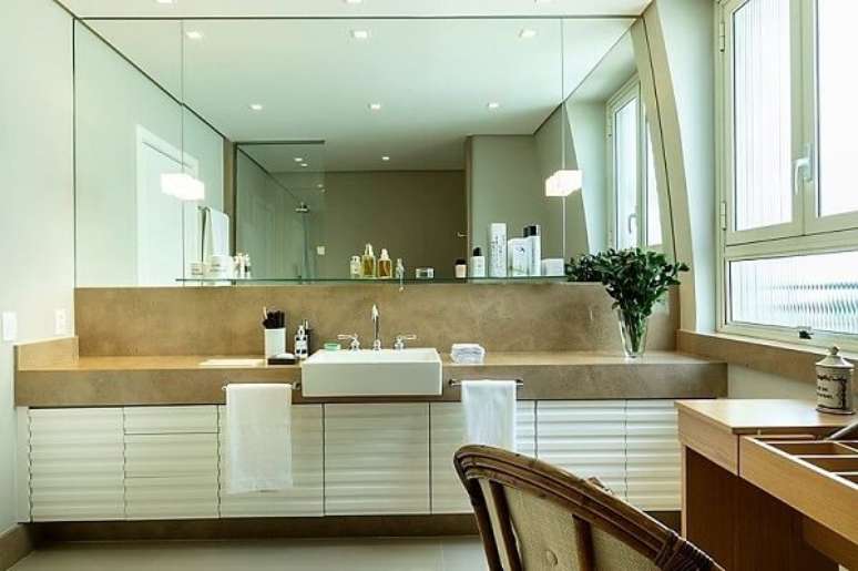 19. Banheiro bege com bancada e espelho grande &ndash; Foto Rogerio Galli