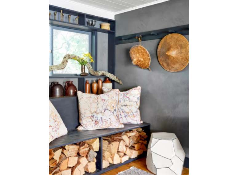 Utilize cer&acirc;mica marrom como acess&oacute;rio