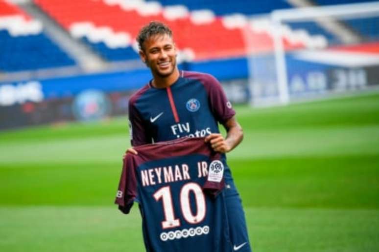Neymar em sua chegada ao PSG (Foto: LIONEL BONAVENTURE / AFP)