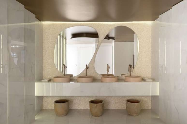 46. Banheiro bege e rose com espelhos em formato orgânico – Foto Vilaville Arquitetura Banho Zahir