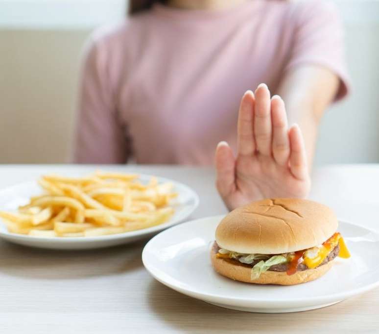 Comidas gordurosas contribuem para o aumento de colesterol ruim 