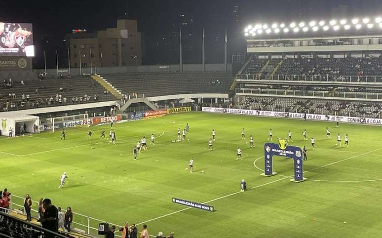 Partida entre Santos e Fluminense foi acompanhada por pouco mais de 11 mil torcedores (Foto: Gabriel Teles/LANCE!)