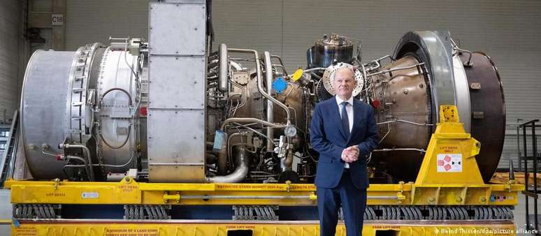 Scholz diante da turbina da discórdia durante visita a uma fábrica da Siemens na Alemanha