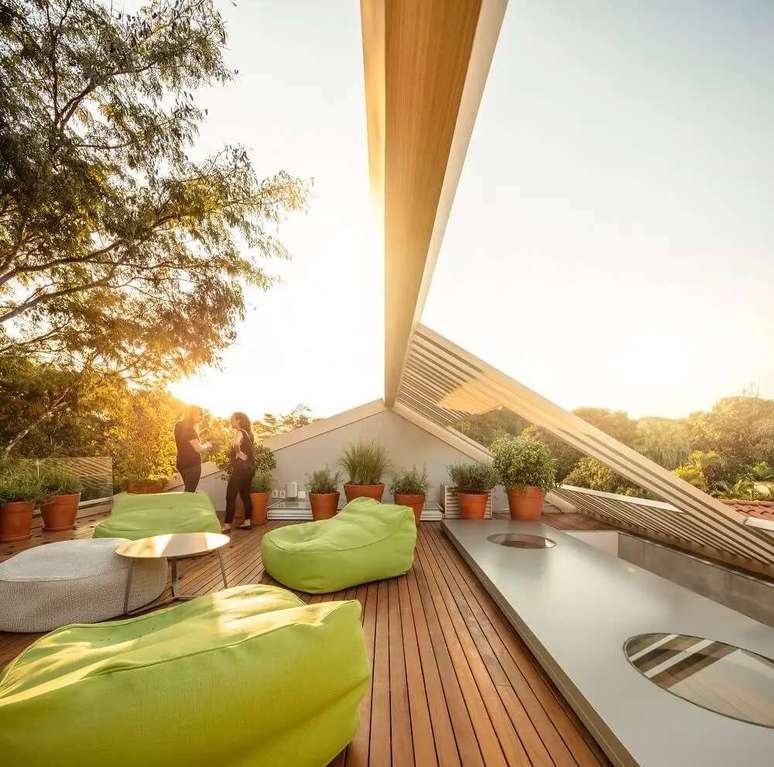 10. Vasos de plantas e puffs com tecido imperme&aacute;vel decoram o sol&aacute;rio. Foto: Fernando Guerra FG+SG